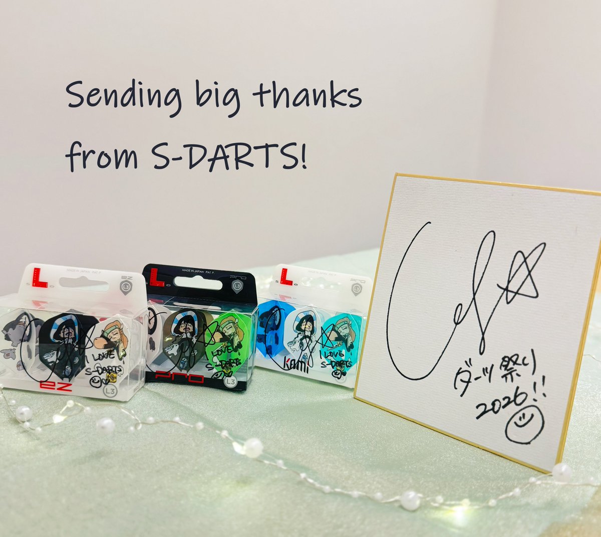 SDARTS_LIFE's tweet photo. ✨💎S-DARTS プレゼントキャンペーン💎✨

 S-DARTS公式アカウントは
フォロワー3万人まであと約300人🙌

ダーツ祭りでも、たくさんのお客様にブースに
お越しいただき、スタッフ一同、感動しました😊

なんと今回、ダーツ祭りの思い出に🤳
.˚⊹⁺‧┈┈┈┈┈┈┈┈┈┈┈┈┈┈┈‧⁺ ⊹˚.
　 坂口 優希恵 選手の直筆サイン入り💙
【L-Flight 坂口 優希恵ver.3 RRO・KAMI・ EZ 】
　　　　　　　　　　+
　　　　　　　【サイン色紙】
.˚⊹⁺‧┈┈┈┈┈┈┈┈┈┈┈┈┈┈┈‧⁺ ⊹˚.

こちらを限定1名様にプレゼント🎁✨

📌応募方法
① @SDARTS_LIFE をフォロー
② この投稿をリポスト
③ 「2026夏のダーツの思い出」を一言、
　この投稿のコメント欄へ💬
「ダーツ祭りが楽しかった」など😊

当選者にはDMでお知らせいたします✉️
（送付先をお伺いします）

🗓️締切は10/12(月)まで

たくさんのご応募、お待ちしています！🔥

＿＿＿◣＿＿＿＿＿◢＿＿＿

エスダーツでのお買い物の際には、
坂口選手の応援にもなる
５％OFFクーポンコード
【yukie0】
ヴァルキリー2にもご利用いただけます😊

#エスダーツ
#ダーツ祭り2026
#ダーツ
#プレゼントキャンペーン
#坂口優希恵
@yukie_sakaguchi