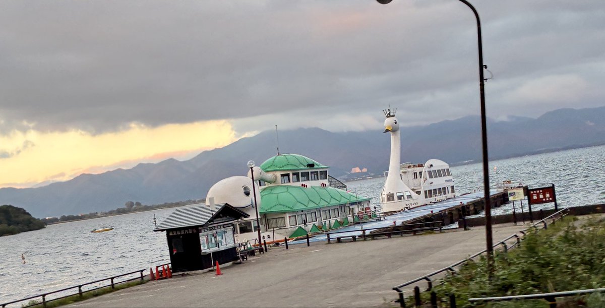 kurogi55's tweet photo. お疲れ様です。

空が、天気の境目みたいでした。
湖の向こうはまだ明るくて、こちらはもう灰色。 https://t.co/jGQjIRWgHu