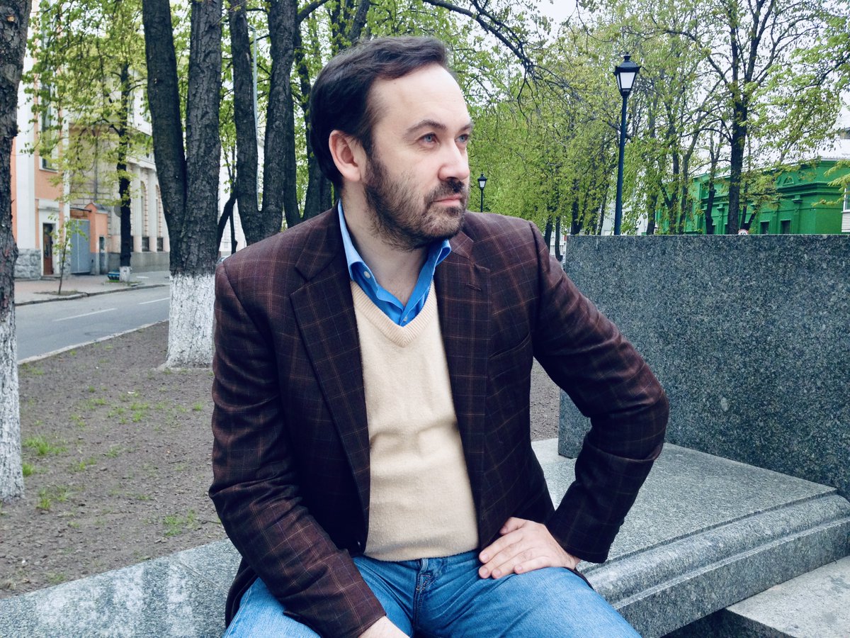 xaviercolas's tweet photo. Hoy desvelamos en @elmundoes que Rusia lleva meses planeando matar al ajedrecista y líder disidente Garry Kasparov en Estados Unidos. https://t.co/lyw5iPxly1 Este verano las autoridades de EEUU comunicaron al fundador de Free Russia Forum que era "objetivo" de un plan del Kremlin para matarlo y se le puso protección especial por primera vez desde que se exilió y se instaló en Nueva York en 2013, según han desvelado fuentes de su entrono. 
Más avanzados estaban los planes para asesinar a Ilya Ponomarev, él único diputado ruso que votó contra la anexión de Crimea y que desde el exilio ha colaborado sobre el terreno con la defensa armada de Ucrania.
(En Vilna, dos exiliados rusos en la mirilla. Uno recibió protección cuando la red de asesinos se puso en marcha en 2024) 
Un reclutado a las órdenes de Moscú filmó dos emplazamientos de una de las víctimas en EEUU, respondiendo a instrucciones precisas formuladas en clave: "medir terreno"= grabar, "construir"=matar. Cada tarea tenía un precio, pero no hubo acuerdo para la segunda.
@ElMundoInter