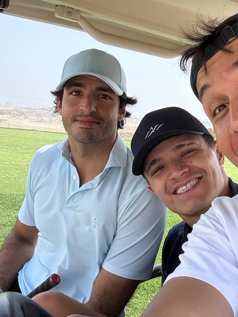 redsainz's tweet photo. okay @ alex drop the new selfie im waiting https://t.co/tiLnTLQf3h