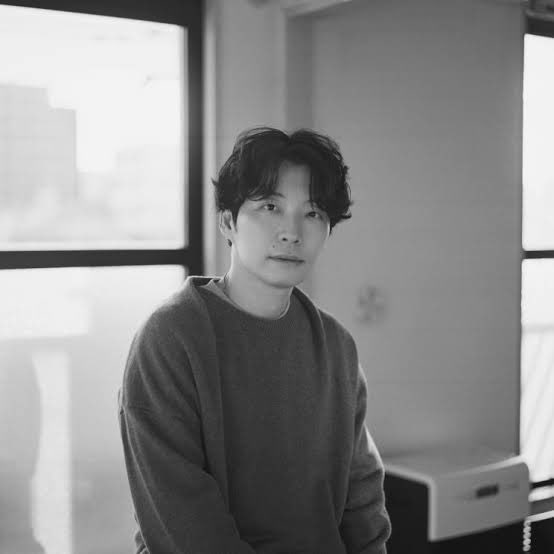 g5kb8b's tweet photo. 藤井風「Prema」と星野源「Gen」がリリースされた2025年って改めてヤバすぎる。
内容は極めて私的で自身の好きな音楽を表現している。
アルバムジャケットはどちらも自画像で藤井風は懐かしさを増幅させるゴールド、対する星野源は諦念や悟りを感じさせるモノクローム。

俺の好きなJPOP。 https://t.co/4yZNkHEEGA