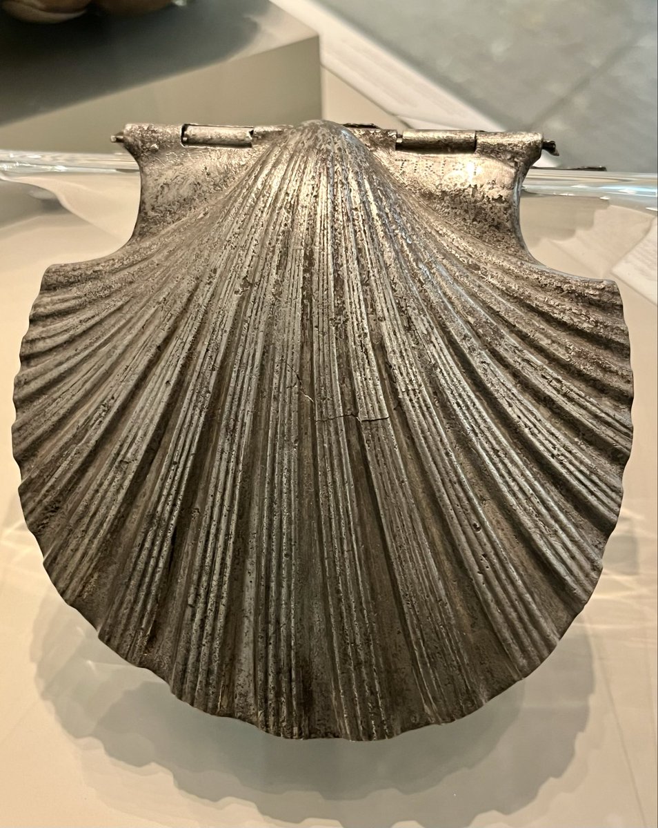 AlisonFisk's tweet photo. Here’s the back of the shell-shaped container. 

And here’s a link to the Altes Museum online record: https://t.co/CXJ4w12sYc https://t.co/gRaDJP5WhP