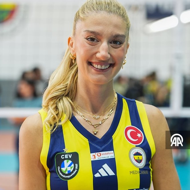 gibbybaris's tweet photo. 🎙️ Arelya Karasoy:

Lavarini, iletişimi çok güçlü bir antrenör. Çok rahat iletişim kuruyoruz. Ben buraya ilk geldiğimde o yoktu ama gelişime yardımcı olmuştu. Sonrasında maalesef çalışamadık ama şimdi bir aradayız. Onunla çalışacağım için çok mutluyum. 

Takıma da çok iyi oyuncular katıldı. Kaliteli bir takım olduk. Bu kadar iyi oyuncunun takımda yer alması antrenmanların kalitesini artırıyor. Karakter olarak da çok uyumluyuz. Bunun için mutluyum.

Fenerbahçe oynadığı her turnuvada kupayı hedefliyor. Bu sene de hedeflerimiz farklı değil. Takıma bazı oyuncular yeni katıldı. Bazılarımız da bir süredir zaten buradaydı. 

Çok güzel bir hava olduğunu söyleyebilirim. Teknik ekip geri geldi. Antrenmanlarımız çok iyi gidiyor. Kaliteli ve keyifli voleybol oynuyoruz. Umarım güzel bir sezon bizi bekliyor olur.

Biz taraftarımız sayesinde var oluyoruz. Fenerbahçe'yi taraftarsız, taraftarlarımızı da Fenerbahçesiz düşünemiyorum. Eminim gittiğimiz her salonu dolduracaklar ve onlarla beraber oynayacağız. Onlarla birlikte çok daha güçlüyüz. Kavuşmak için çok heyecanlıyım.

🗞️ AA