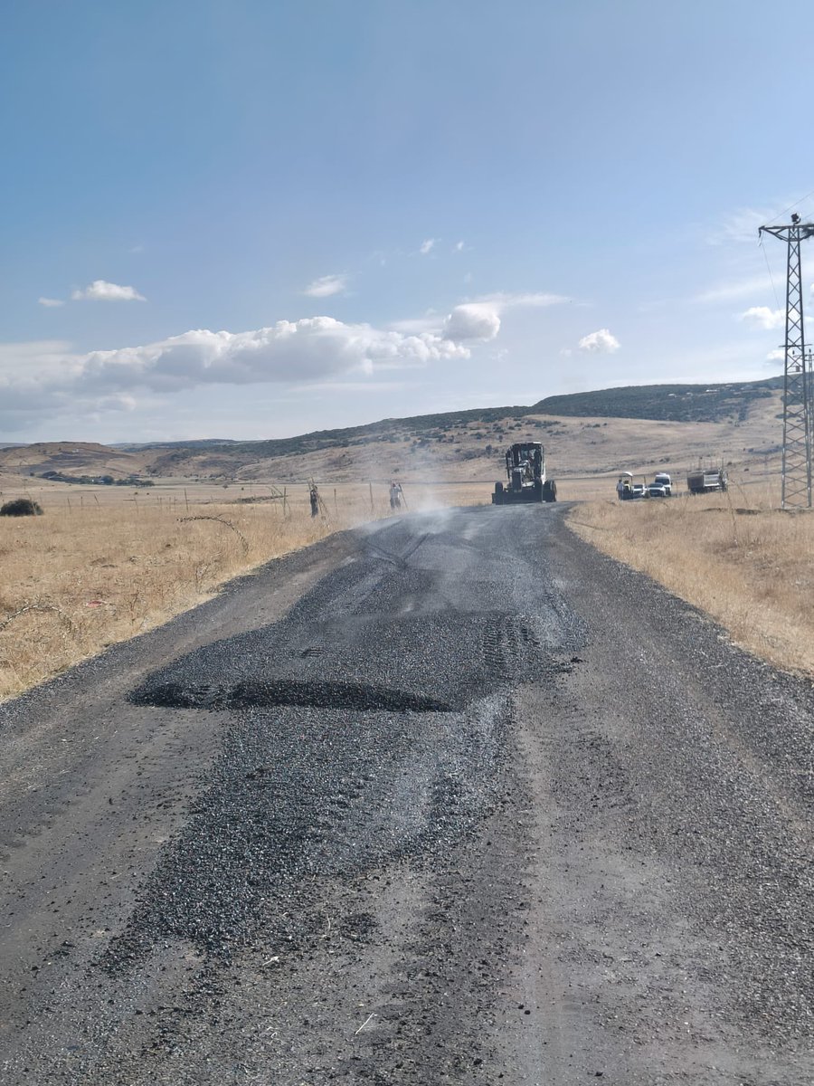 artumlusezgin's tweet photo. Hizmet İçin Sahadayız!
Uzunsavat (Yayımlı) yolumuzda yama çalışmalarına başlanmıştır. 🚧
Vatandaşlarımızın taleplerini ilgili kurumlarımıza ileterek hizmetlerin takipçisi olmaya, hemşehrilerimizin ihtiyaçlarına çözüm üretmek için sahada olmaya devam ediyoruz.
Çalışmaları yürüten Bingöl İl Özel İdaremize İl Genel  meclis üyemiz Emre Bulşu’ya ve emeği ge��en herkese teşekkür ediyor, yapılan çalışmaların Uzunsavatlı hemşehrilerimize hayırlı olmasını diliyoruz.
Bizim anlayışımızda siyaset, söz vermekle değil; hizmetin takipçisi olmakla, sahada olmakla ve vatandaşımızın yanında durmakla anlam kazanır. @FeyziBerdibek1 @Korkutata_Zeki @yilmaz_seven @bulsu_emre @masifegundogdu @makifgunerigok @Hayrettincickk