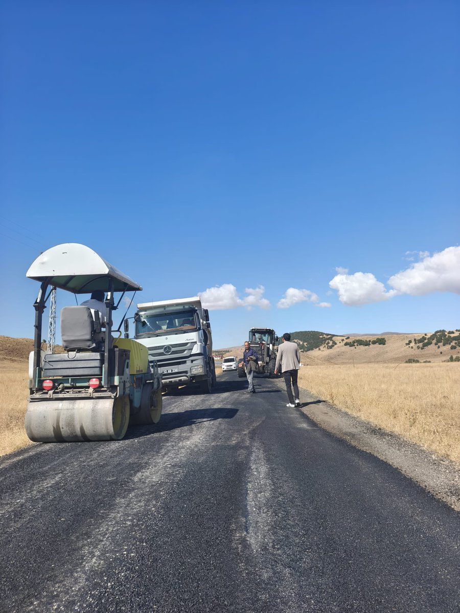 artumlusezgin's tweet photo. Hizmet İçin Sahadayız!
Uzunsavat (Yayımlı) yolumuzda yama çalışmalarına başlanmıştır. 🚧
Vatandaşlarımızın taleplerini ilgili kurumlarımıza ileterek hizmetlerin takipçisi olmaya, hemşehrilerimizin ihtiyaçlarına çözüm üretmek için sahada olmaya devam ediyoruz.
Çalışmaları yürüten Bingöl İl Özel İdaremize İl Genel  meclis üyemiz Emre Bulşu’ya ve emeği ge��en herkese teşekkür ediyor, yapılan çalışmaların Uzunsavatlı hemşehrilerimize hayırlı olmasını diliyoruz.
Bizim anlayışımızda siyaset, söz vermekle değil; hizmetin takipçisi olmakla, sahada olmakla ve vatandaşımızın yanında durmakla anlam kazanır. @FeyziBerdibek1 @Korkutata_Zeki @yilmaz_seven @bulsu_emre @masifegundogdu @makifgunerigok @Hayrettincickk