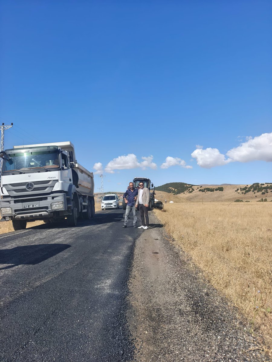 artumlusezgin's tweet photo. Hizmet İçin Sahadayız!
Uzunsavat (Yayımlı) yolumuzda yama çalışmalarına başlanmıştır. 🚧
Vatandaşlarımızın taleplerini ilgili kurumlarımıza ileterek hizmetlerin takipçisi olmaya, hemşehrilerimizin ihtiyaçlarına çözüm üretmek için sahada olmaya devam ediyoruz.
Çalışmaları yürüten Bingöl İl Özel İdaremize İl Genel  meclis üyemiz Emre Bulşu’ya ve emeği ge��en herkese teşekkür ediyor, yapılan çalışmaların Uzunsavatlı hemşehrilerimize hayırlı olmasını diliyoruz.
Bizim anlayışımızda siyaset, söz vermekle değil; hizmetin takipçisi olmakla, sahada olmakla ve vatandaşımızın yanında durmakla anlam kazanır. @FeyziBerdibek1 @Korkutata_Zeki @yilmaz_seven @bulsu_emre @masifegundogdu @makifgunerigok @Hayrettincickk