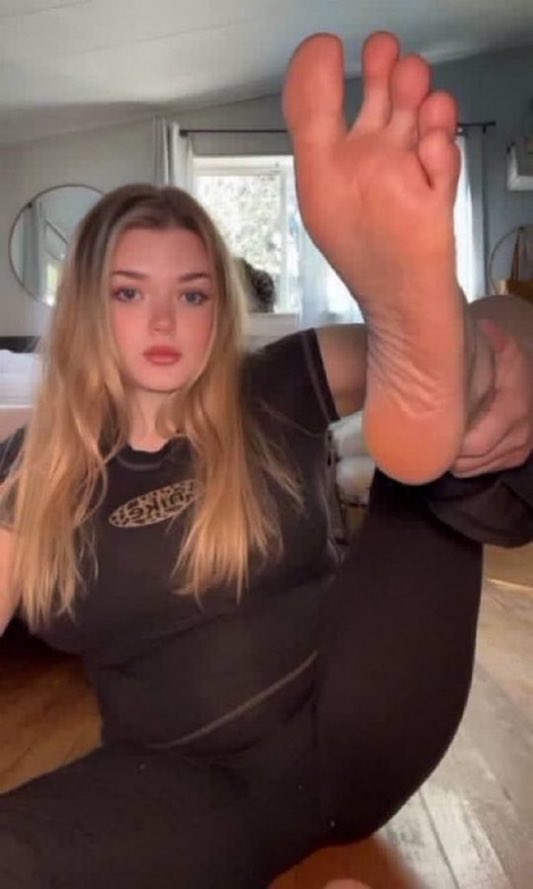 obeygooner's tweet photo. You know hot bops don’t care about your tiny dick. You only deserve to look at their 🦶.

I can see you drooling 🤤 loser. You can pay for their attention with 💸.

#Cuck #cuckold #wankchat #hotwife #nsfw #nsfwtwt #bbc #bnwo #findom #horny #goon #gooner #feargasm #catfish #scam https://t.co/f57DATNXJH