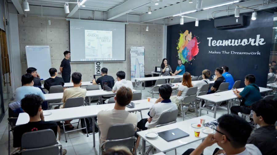 Vivian_HHN's tweet photo. Before attending Road to Colosseum @SuperteamVN @solana: Sai Gon Builders Meetup, I was a little nervous.
coming from a non-tech background, I wondered: would I actually understand the sessions, or spend the evening trying to keep up?
#RoadToColosseum #ProofOfBuild https://t.co/JX0LaVCTtz