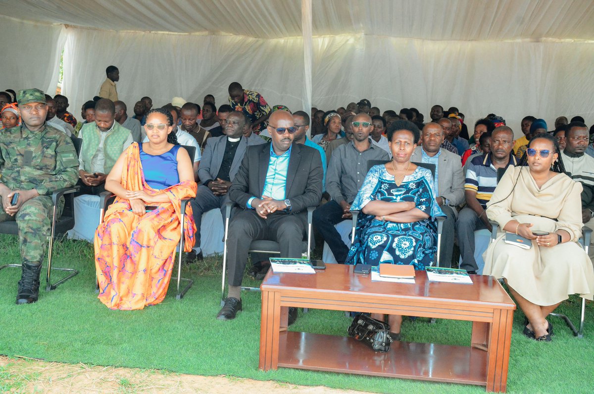 de_ndoli's tweet photo. Aka kanya muri @NgaramaSectorR hari kubera ibirori byo gusoza icyumweru cyahariwe kwimakaza uburinganire. Ni ibirori byitabiriwe n'Umunyamabanga nshingwabikorwa wa @RwandaEast , Umunyamabanga uhoraho muri @RwandaGender , Ubuyobozi bw'Akarere ka @GatsiboDistrict n'izindi nzego. https://t.co/Wohjyjto8l