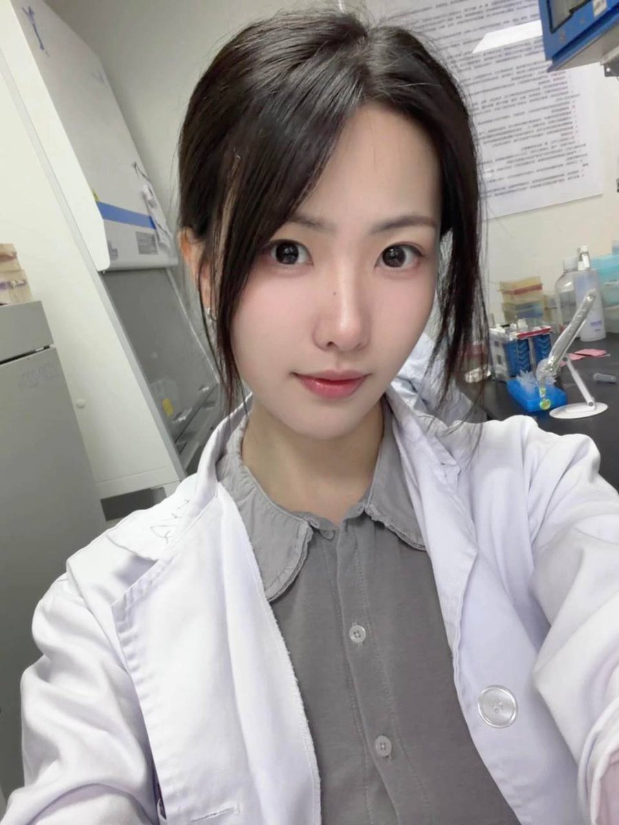 AnnaJohnsomepy's tweet photo. 自从当了医生，手做不了美甲真的是个遗憾…但脚上的美甲还是可以做，夏天最喜欢穿露脚趾的鞋子了，也许这就是一个女人的快乐吧～  
有没有觉得调皮又性感的…还是说，想被我踩一下… https://t.co/tfwsCBYGAr