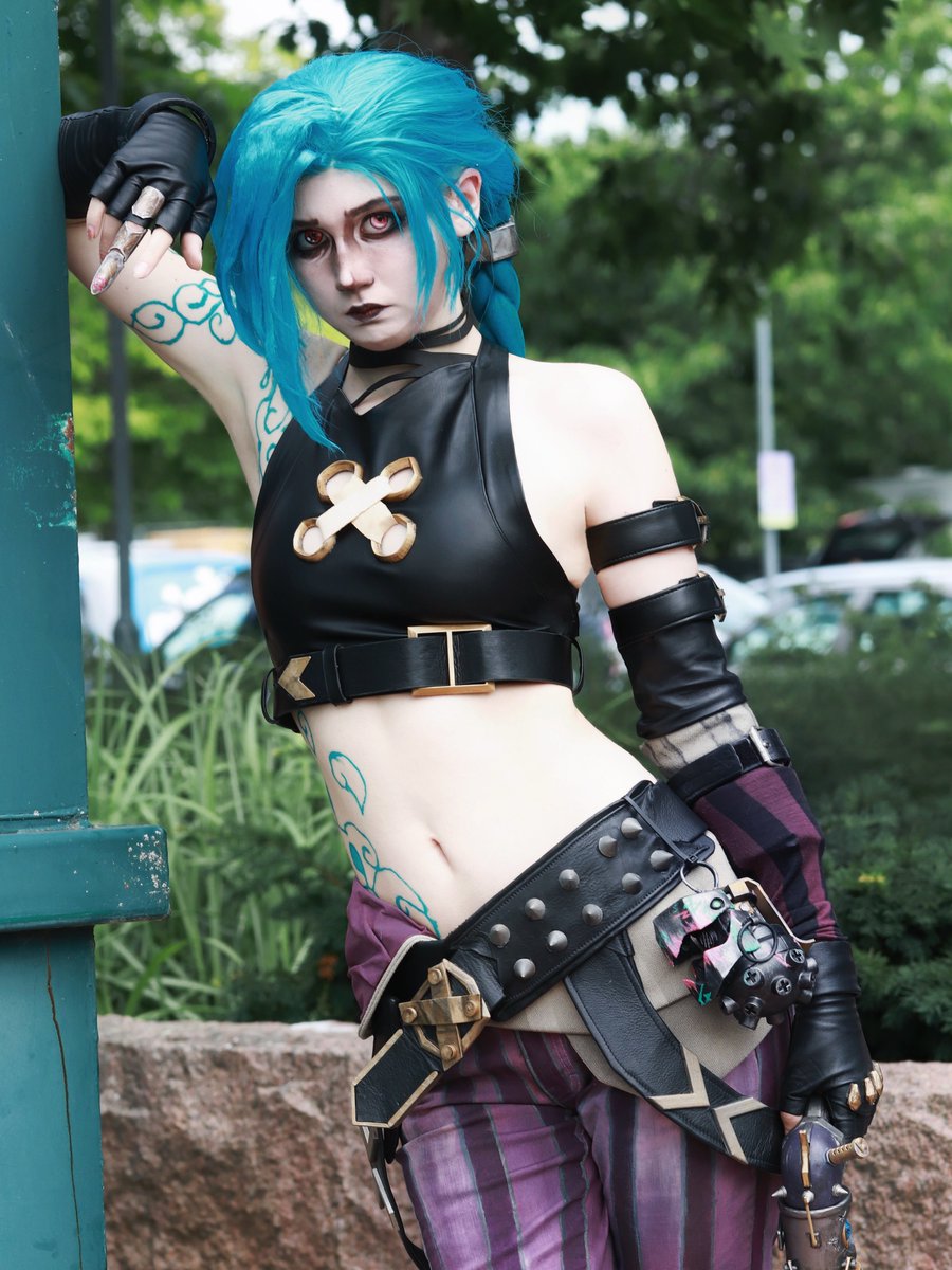 CosplayBuzz's tweet photo. Cosplay &amp; props made by @sekaiyomi
📸 : @emiliecaptures
Wig TB1710
👉https://t.co/XsKHft9U9P

#costume #cosplay #cosplaycostume #cosplaygoals #cosplayers #jinxarcane #jinxcosplay https://t.co/5XNYLphO7N