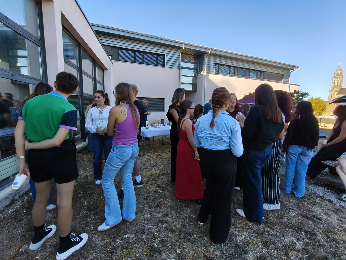 INSPECVL's tweet photo. 🍰 Le 23 septembre, les étudiants en M2E mention professorat des écoles du centre de formation de Bourges de l'INSPÉ CVL se sont retrouvés pour partager un goûter d'intégration dans la convivialité ! https://t.co/8TedRHMVu7