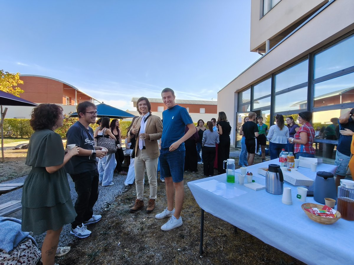 INSPECVL's tweet photo. 🍰 Le 23 septembre, les étudiants en M2E mention professorat des écoles du centre de formation de Bourges de l'INSPÉ CVL se sont retrouvés pour partager un goûter d'intégration dans la convivialité ! https://t.co/8TedRHMVu7
