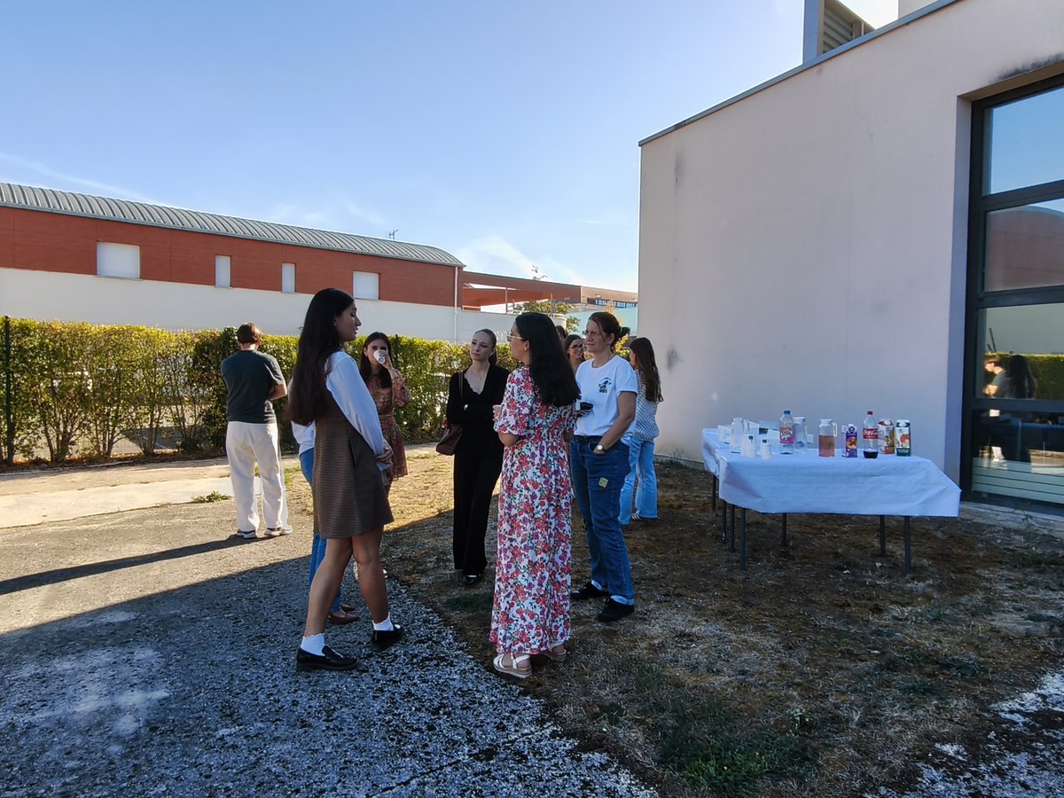 INSPECVL's tweet photo. 🍰 Le 23 septembre, les étudiants en M2E mention professorat des écoles du centre de formation de Bourges de l'INSPÉ CVL se sont retrouvés pour partager un goûter d'intégration dans la convivialité ! https://t.co/8TedRHMVu7