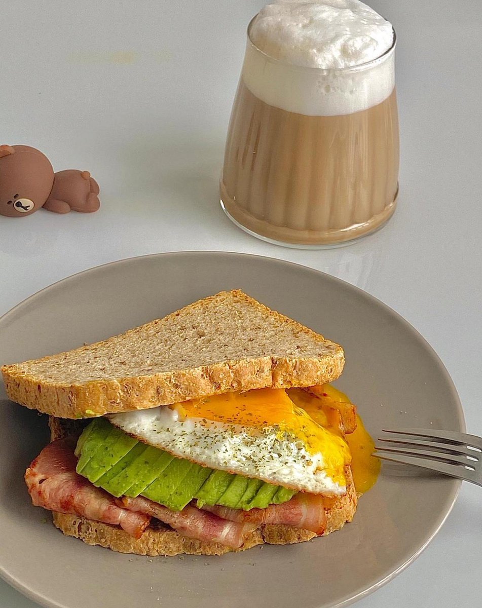 LaviniaKashk6's tweet photo. Hoy desayuno un café con leche caliente y unas tostadas con aguacate y sal. Sabe genial para empezar el día! https://t.co/q5K8QDF5PO