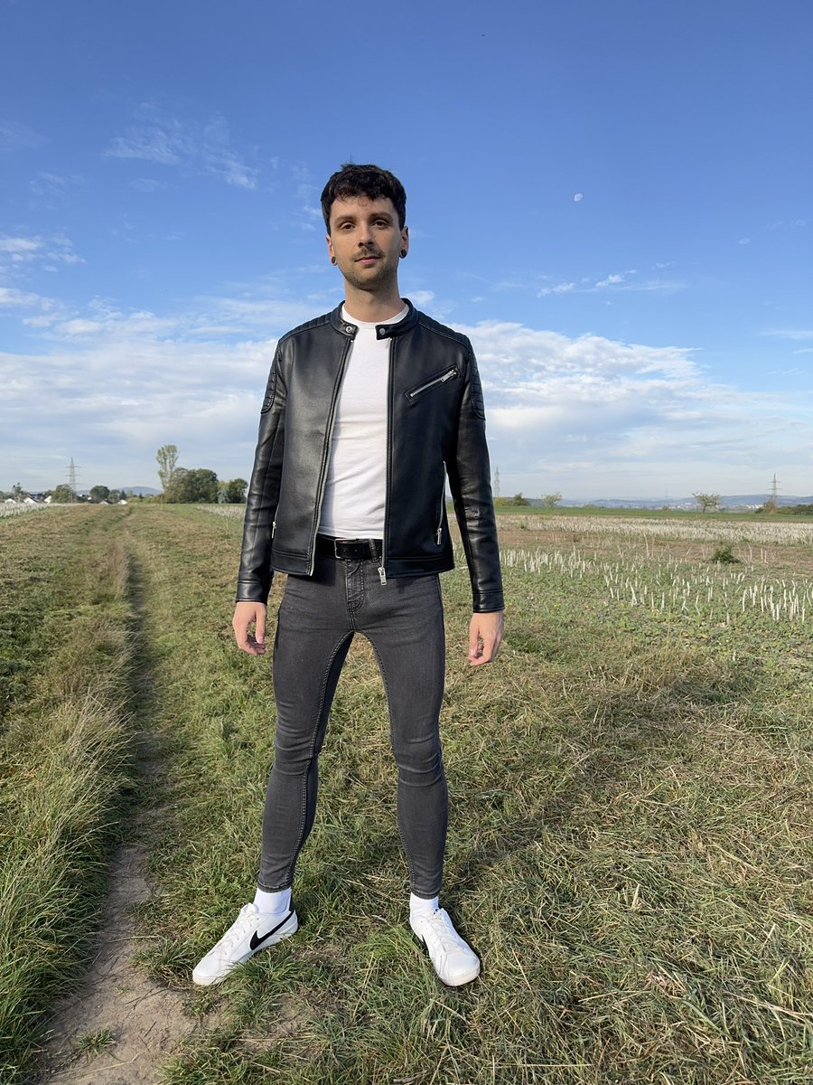 FJusttheflo's tweet photo. Do you like my new leather jacket? https://t.co/BLLklLc0jw