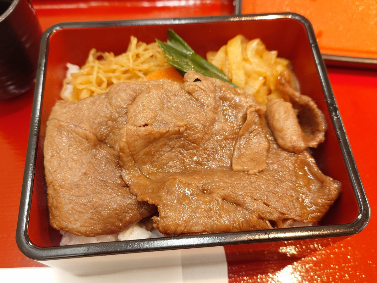 trinkerxx's tweet photo. すき焼重 https://t.co/AMdUvjqKcl