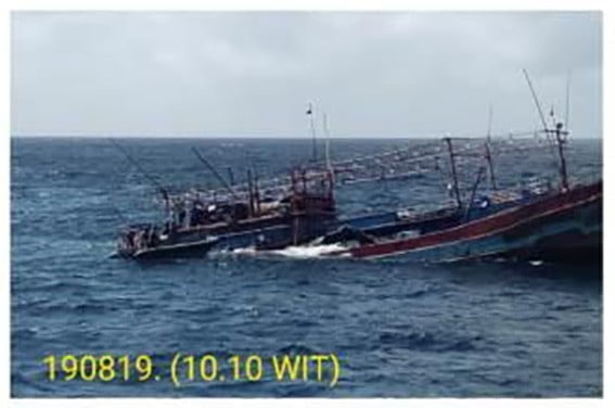 tanyademit's tweet photo. Apa yang terjadi ketika kamu sedang berada di tengah laut menemukan sebuah kapal yang terapung dengan kondisi yang hampir tenggelam, dan kosong, namu. Ketika ditelusuri, ada jejak berdarah yang mengakibatkan kapal tersebut ditinggalkan.

Ini adalah sebuah kisah nyata tentang pembantaian di sebuah kapal, pada tahun 2019.