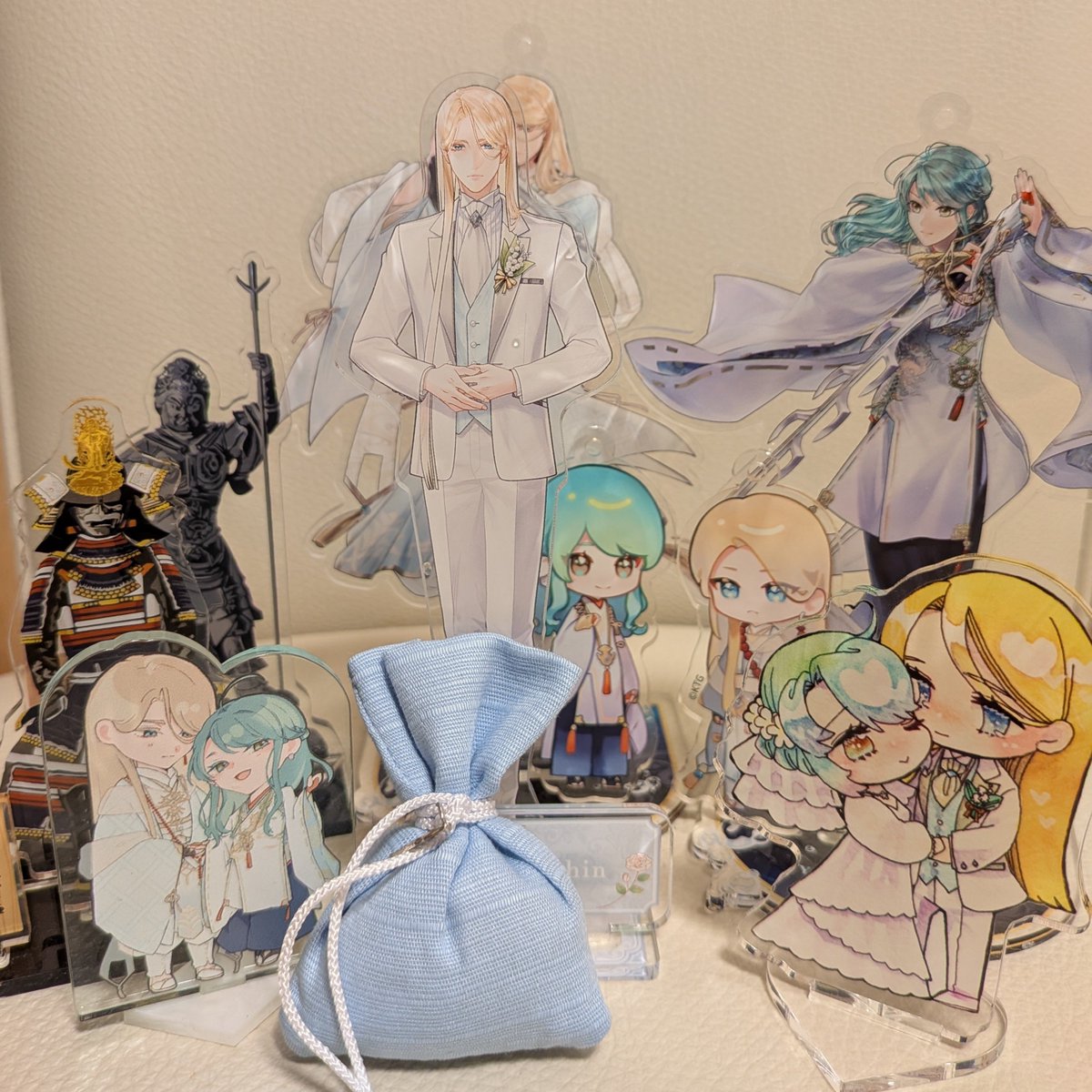 norimaru0837's tweet photo. 謙信さん関連（with結川さん）のアクスタ増えて嬉しい🥰
全員で記念撮影！と思ったら、ノーマル謙信さんが花婿を狙ってる風に🤣
早く花嫁アクスタを！ https://t.co/BmD5hktlFL