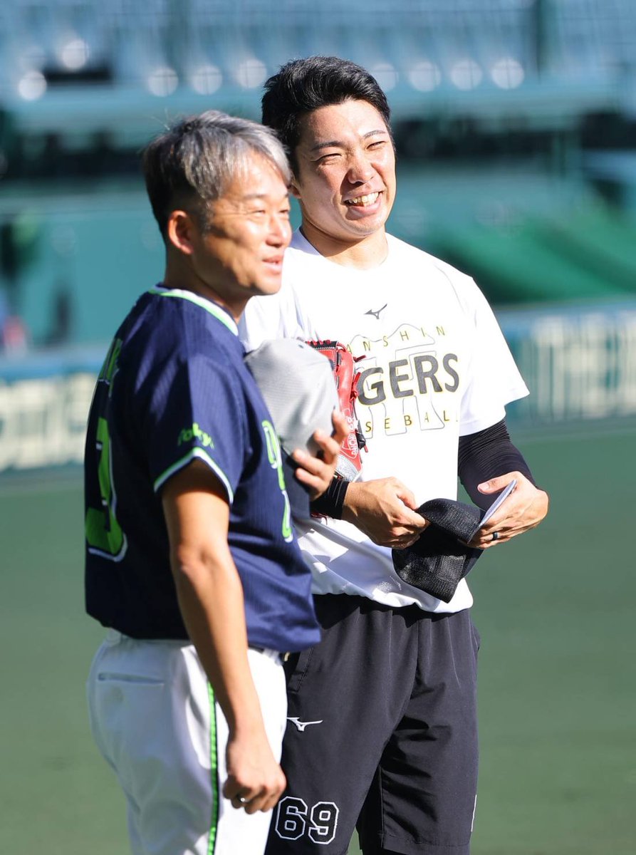 NikkanNaruohama's tweet photo. 引退を発表しているレジェンド石川雅規投手と石井大智投手🤝
同郷秋田で交流もあるお二人です✨️
#阪神タイガース
#ヤクルトスワローズ https://t.co/bsEf9cETCo