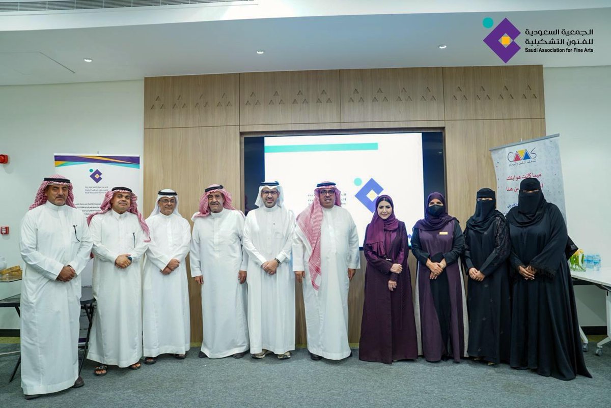 ksa_safa_'s tweet photo. في يوم الوطن.. يجتمع الفن والمحبة والانتماء 🇸🇦

احتفت الجمعية السعودية للفنون التشكيلية يوم أمس الثلاثاء الموافق 29-9-2026م مع أعضائها باليوم الوطني السعودي، في لقاء وطني تلاقَت فيه مشاعر الفخر بالوطن، والاعتزاز بما يقدمه الفن من حضور وأثر.
بحضور رئيس مجلس الإدارة د.هناء الشبلي، وأعضاء مجلس الإدارة (اللجنة التنفيذية): أ. صالح الخليفة، د. محمد المنصور، أ. خلود الحربي، وأ. سمر الحريص.
وقدمت المدير التنفيذي أ. جهير البخيت درع تكريم للأستاذ عبدالله الشمري، مدير عام الثقافة في أمانة منطقة الرياض، تقديراً للاستضافة الكريمة لأنشطة الجمعية في مقرات الأمانة.
كما جرى تكريم شركاء النجاح من الإعلاميين والمتطوعين، تقديراً لجهودهم وإسهاماتهم في دعم البرامج والمناشط.

لقاءٌ يجسد اعتزازنا بوطننا، ويؤكد دور الفن في التعبير عن هويته ومنجزاته، وصناعة أثر يواكب مسيرة التنمية.

عزنا بطبعنا.. وفخرنا بما نقدمه من فن وجمال 🇸🇦

#عزنا_بطبعنا
#اليوم_الوطني_السعودي