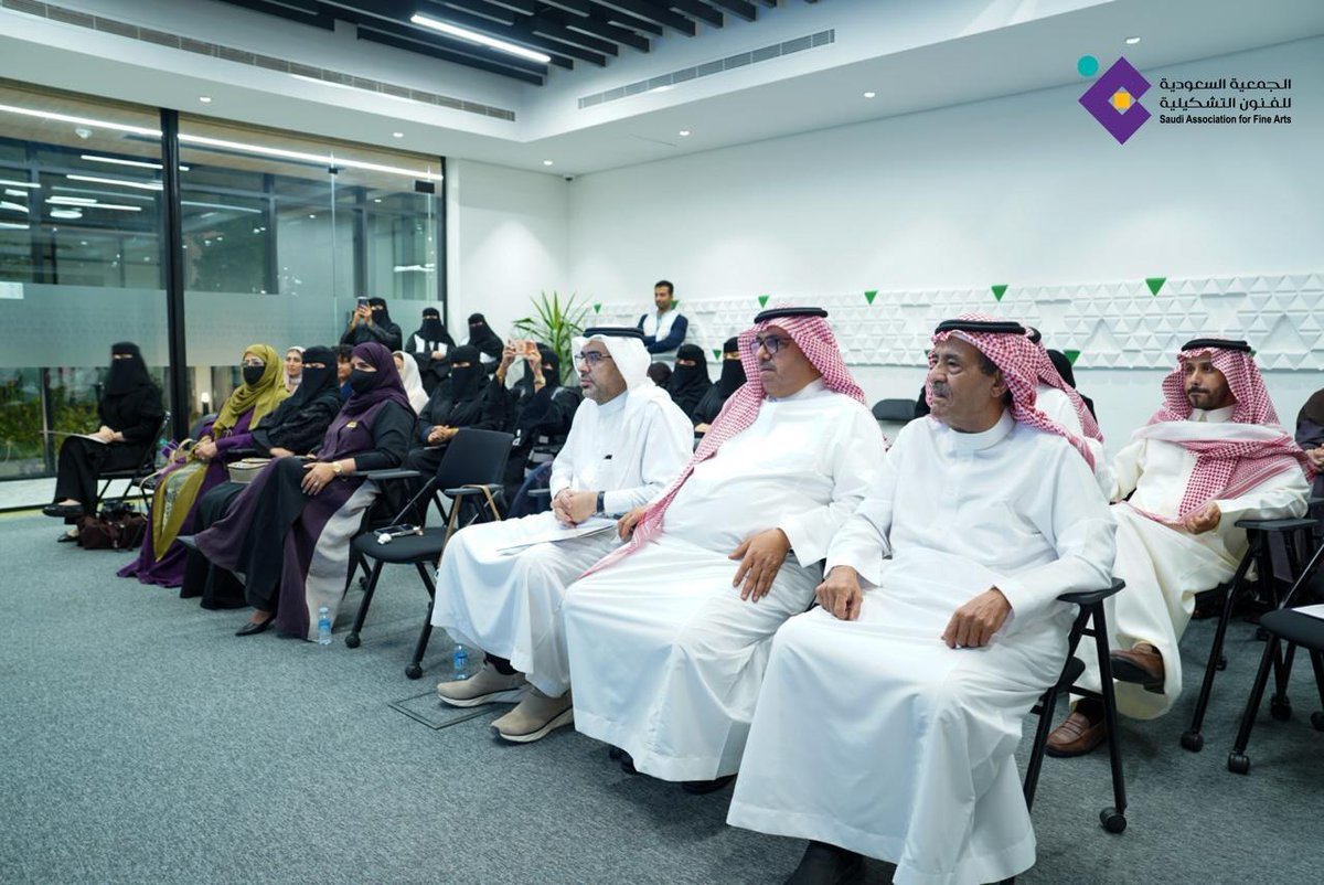 ksa_safa_'s tweet photo. في يوم الوطن.. يجتمع الفن والمحبة والانتماء 🇸🇦

احتفت الجمعية السعودية للفنون التشكيلية يوم أمس الثلاثاء الموافق 29-9-2026م مع أعضائها باليوم الوطني السعودي، في لقاء وطني تلاقَت فيه مشاعر الفخر بالوطن، والاعتزاز بما يقدمه الفن من حضور وأثر.
بحضور رئيس مجلس الإدارة د.هناء الشبلي، وأعضاء مجلس الإدارة (اللجنة التنفيذية): أ. صالح الخليفة، د. محمد المنصور، أ. خلود الحربي، وأ. سمر الحريص.
وقدمت المدير التنفيذي أ. جهير البخيت درع تكريم للأستاذ عبدالله الشمري، مدير عام الثقافة في أمانة منطقة الرياض، تقديراً للاستضافة الكريمة لأنشطة الجمعية في مقرات الأمانة.
كما جرى تكريم شركاء النجاح من الإعلاميين والمتطوعين، تقديراً لجهودهم وإسهاماتهم في دعم البرامج والمناشط.

لقاءٌ يجسد اعتزازنا بوطننا، ويؤكد دور الفن في التعبير عن هويته ومنجزاته، وصناعة أثر يواكب مسيرة التنمية.

عزنا بطبعنا.. وفخرنا بما نقدمه من فن وجمال 🇸🇦

#عزنا_بطبعنا
#اليوم_الوطني_السعودي