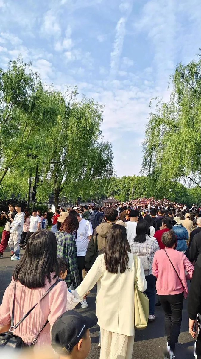 aelid105190's tweet photo. We gathered at the guide event, with colorful flags waving around, it’s such a fun gathering!， https://t.co/MFxw9okTUe