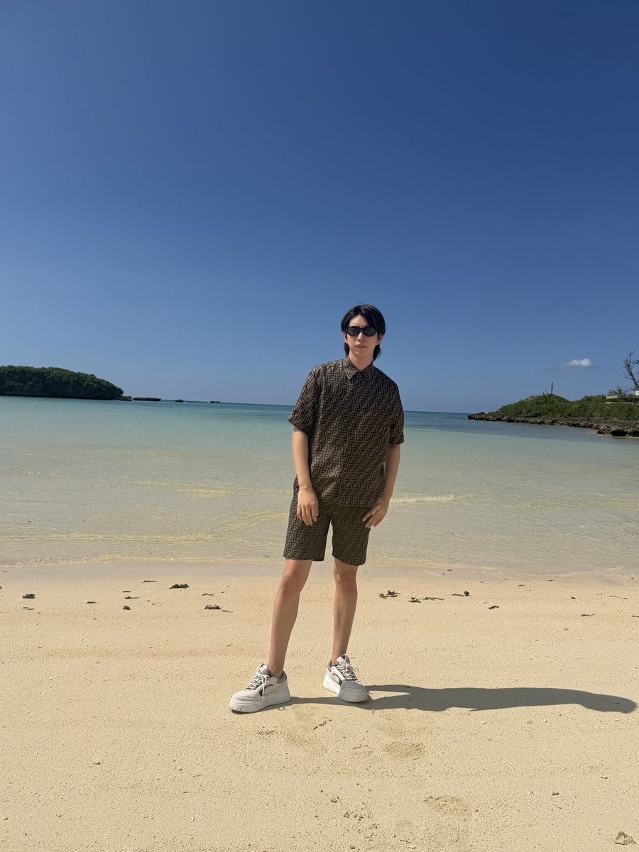 hajimesyacho's tweet photo. 東京雨が止まないので南の島に逃げました https://t.co/w9WNSzd26R