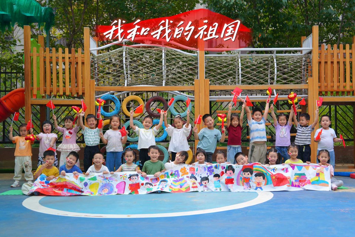 JunningQu's tweet photo. 为庆祝祖国生日，各学校开展了丰富多彩的主题活动。广大青少年以青春之声礼赞祖国，在活动中感悟家国大义，厚植爱国情怀，用朝气蓬勃的姿态为祖国生日送上美好祝福。 https://t.co/QcTA2Xjit9