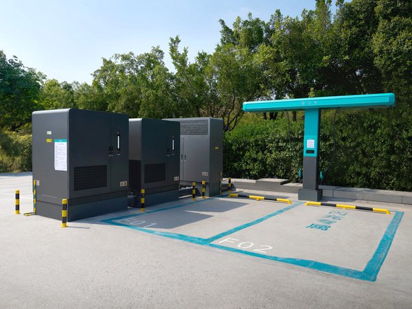 oasisnevdrive's tweet photo. ⚡ 10% → 70% in just 5 minutes.

BYD’s 2nd-gen Blade Battery + FLASH Charging technology delivers:

🔋 5-min fast charging
⚡ Up to 1,500 kW output
🚗 Up to 1,036 km CLTC range
EV charging is getting faster—fast.
#BYD #EV #BladeBattery #FLASHCharging #EVTechnology https://t.co/sUPkgF4KqQ