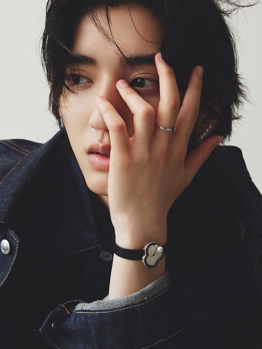 Naniwa_fan_info's tweet photo. 道枝駿佑 表紙✨

10月20日発売
『madame FIGARO japon 12月号増刊』

表紙＋8P特集に道枝駿佑さんが登場。
特集タイトルは
『道枝駿佑と待ち合わせ。』

▼予約受付中
https://t.co/ygpfE5BDmn

#PR #なにわ男子 #道枝駿佑 https://t.co/6uxhC4K4eL