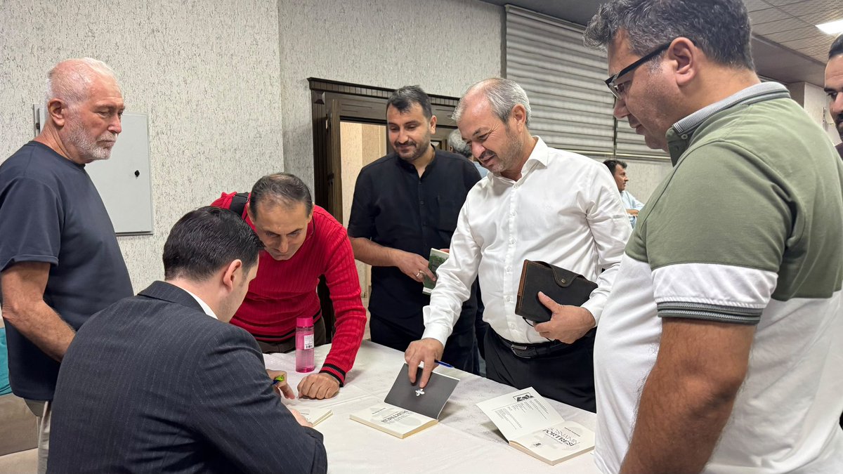 savashostas's tweet photo. Adana Ülfet Eğitim ve Yardımlaşma Derneği’nde Rumeli’nin tarihî, kültürel ve beşerî mirası üzerine bir sunum gerçekleştirdik.

Program kapsamında “Bosna’nın Portresi” adlı kitabımızın tahlilini de birlikte icra ettik. Ardından düzenlenen imza etkinliğinde kıymetli okurlarımızla bir araya gelmenin ve kitabımız üzerine sohbet etmenin memnuniyetini yaşadık.

Nazik ev sahiplikleri ve samimi ilgileri için Adana Ülfet Eğitim ve Yardımlaşma Derneği’ne ve tüm katılımcılara teşekkür ediyoruz.