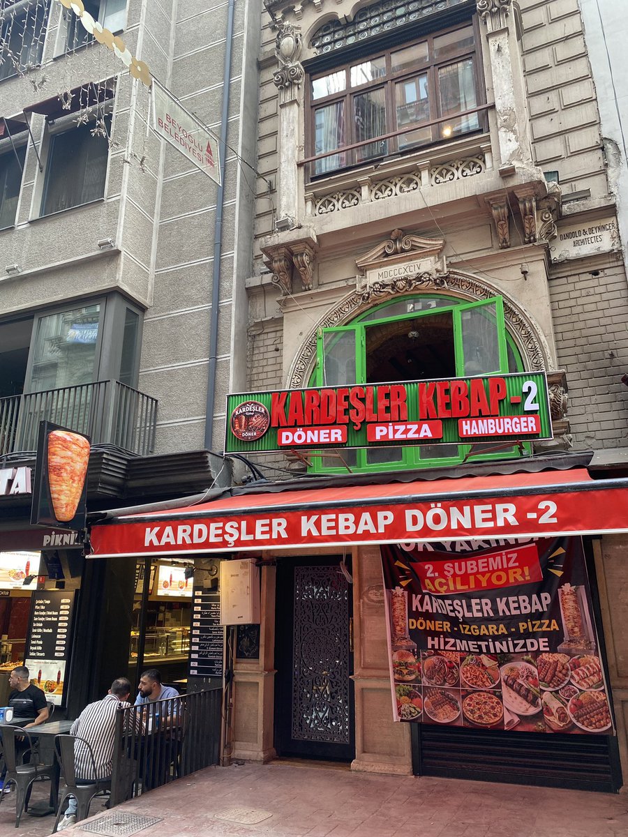 CirkinIstanbul's tweet photo. maaşını ödediğin belediye memurları işini yapmadığında tarihi mirasının başına gelenler:

📍mis sokak, beyoğlu https://t.co/1fkNTHposM