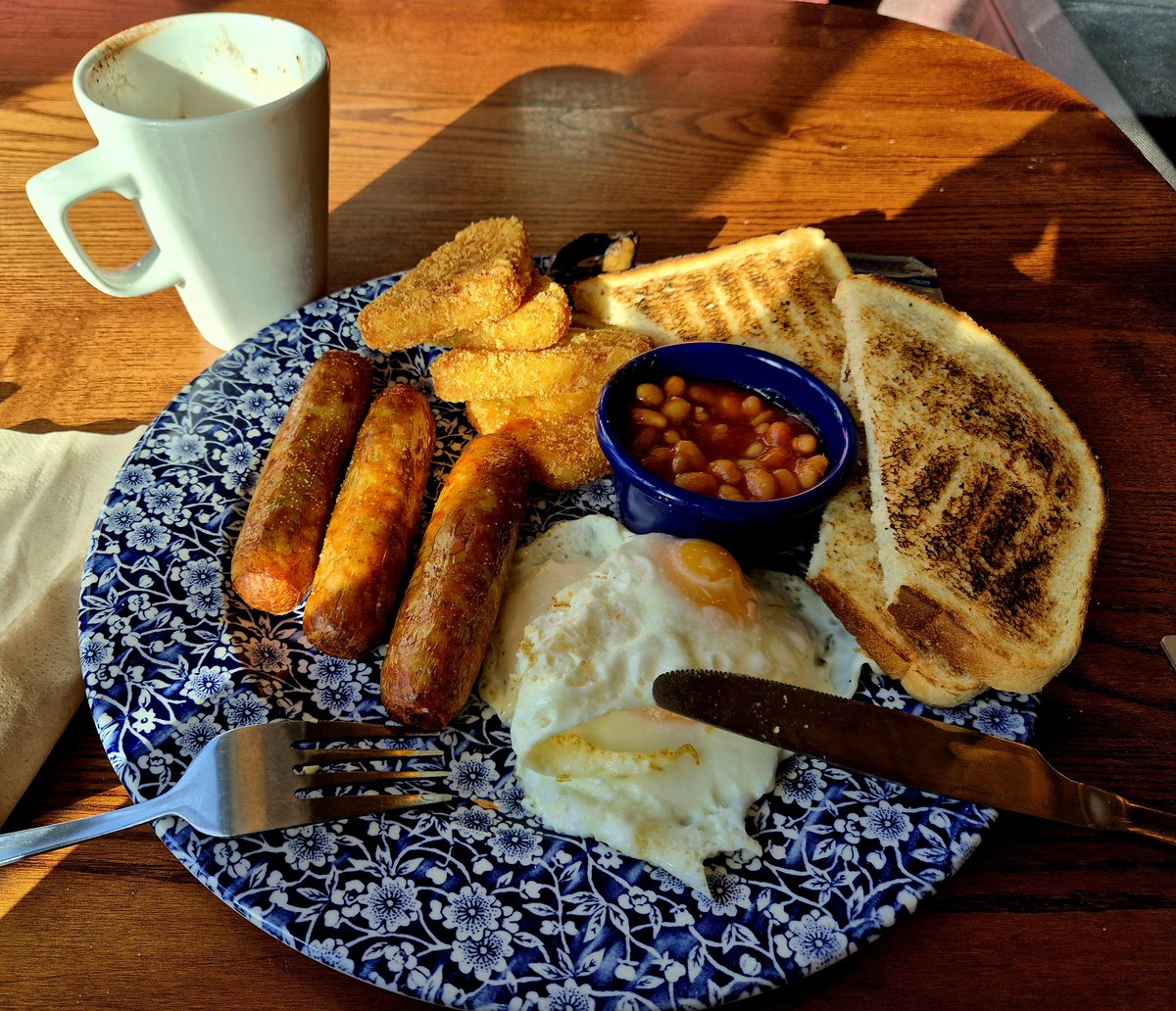 DarkNoise's tweet photo. Quick breakfast before I hit the train! https://t.co/Yv6wAaGG9q