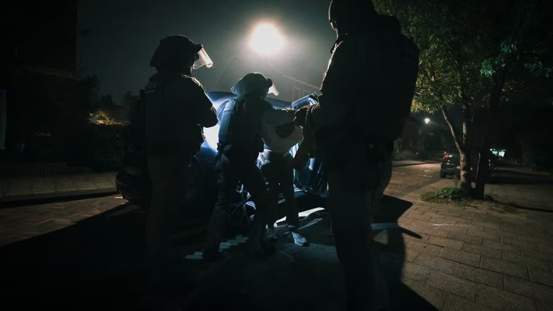 Pol_Ops_Int's tweet photo. In het onderzoek naar het geweld in Overasselt hebben we twee nieuwe verdachten aangehouden. Het gaat om mannen van 24 en 25 uit Amsterdam. Beide mannen zijn overgedragen aan de politie-eenheid Oost-Nederland. https://t.co/Yx1nQdMBOM https://t.co/LYpQugPCZL