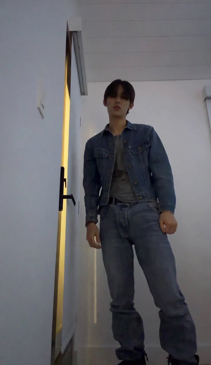 ahnseaan's tweet photo. outfitnya♟️🕷️🎱     kaos kakinya🚕🛵 https://t.co/0QgYAvD0iE