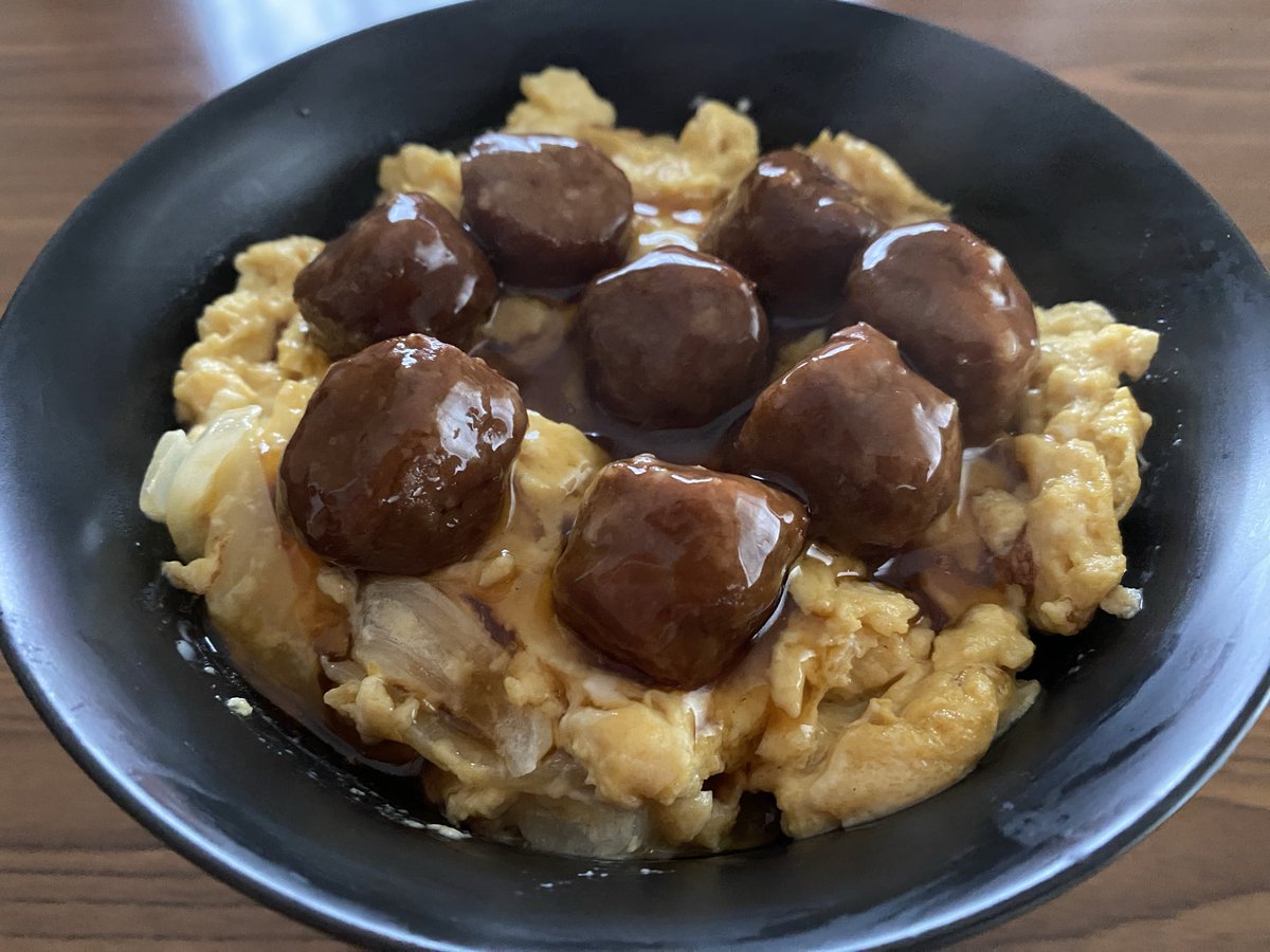 yamatontakeru's tweet photo. 今日のお昼ご飯の投稿忘れてた～💦

どんぶり弁当生活271日目‼️
今日は、ミートボールon玉子とじ丼🎵

無性にミートボールが食べたくなって、昨日買ってきてました✌️

#料理好きな人と繋がりたい 
#お弁当 https://t.co/rOP0uzDsBT