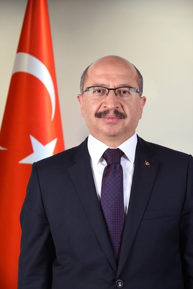 ErkanTrukten's tweet photo. CUMHURBAŞKANI KARARIYLA KENDİ DÖNEMİNİ KENDİ DENETLEYECEK! ŞAKA GİBİ!

Cumhurbaşkanı Erdoğan, yatırım fonlarında yaşananları inceleme görevini DDK’ya verdi. Peki DDK’nın başında kim var? 

Salih Tanrıkulu!

2023’ten beri Borsa İstanbul Yönetim Kurulu’nda bulunan ve aynı zamanda Borsa İstanbul Denetim Komitesi Başkanlığı yapan isim!

Düşünün: Yıllarca Borsa İstanbul yönetiminde ve Denetim Komitesi’nde görev yapmışsınız. Sonra devlet size dönüp, “Şimdi git, o dönemi sen denetle” diyor. Siz de “Bağımsızlık olsun” diye Borsa’daki koltuğunuzu bırakıyor, denetimi yapacak DDK’nın başındaki koltuğunuzda kalıyorsunuz!

Şimdi bu kişi kendi dönemini kendi denetleyecek!