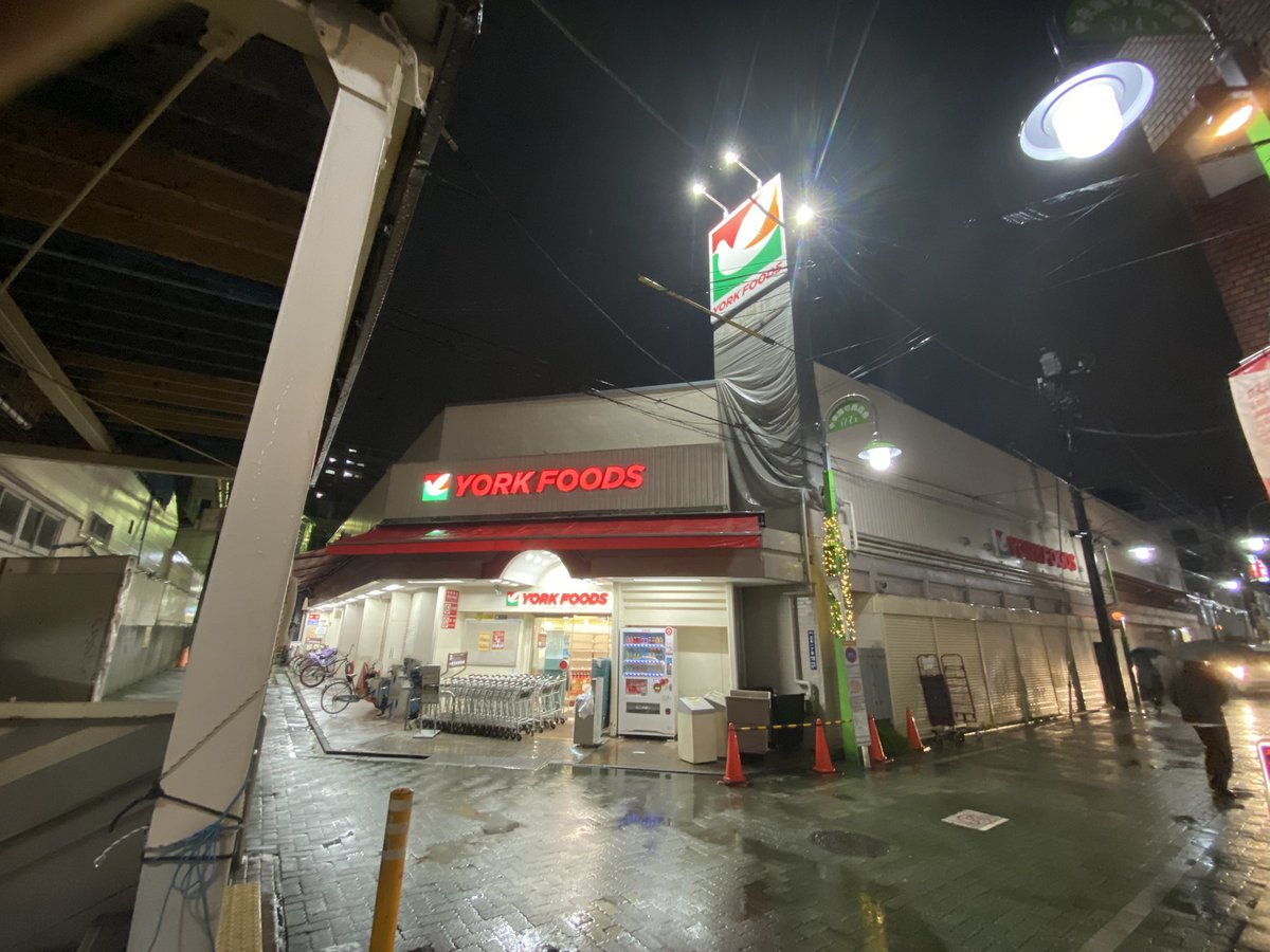 orangefloyd111's tweet photo. ヨークフーズ立石店が本日で閉店。
突然の閉店告知から約1ヶ月。衝撃と寂しさを買物を通して馴染みの店員さん（パートさん）達と共有しながらも、いよいよ今日を迎えました。流石に18時閉店には間に合わないので、パートさん達には昨日までに挨拶を済ませました。感謝の気持ちでいっぱいです。

↓昨晩 https://t.co/igSbpIFhxn