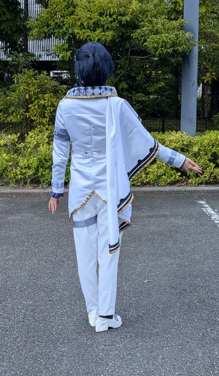 cona_cspr1's tweet photo. トゥモエビ一織衣装！薄目で見てって〜！
ポーチとかベルト足りてないけど…😇シルエットと裏地はいい感じに出来た💙 https://t.co/9J8VPQoCLo