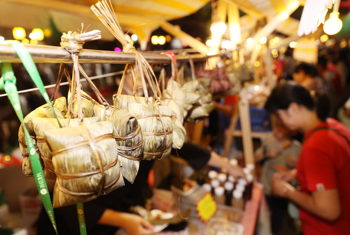 sunaryo28871635's tweet photo. [I'm so hungry, I need to find a stall selling great zongzi, and this food stall near the Zhang River must have the best pork zongzi! Just now I secretly pinched a meatball, it's super delicious, but I can't tell others!]， https://t.co/a9Equrl1cO