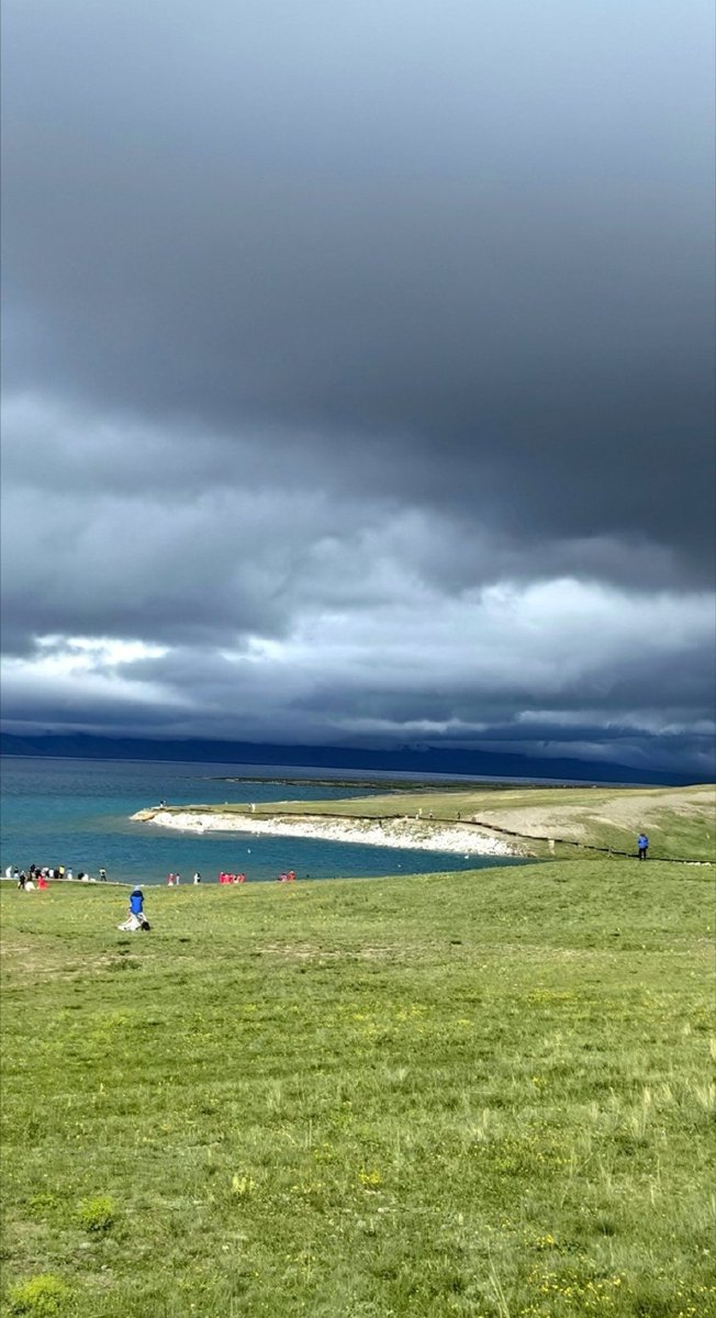 wilbe25421's tweet photo. At the seaside, I hold a rusty old clock and stare at the distant cape by the whistle, feeling like my wandering soul has found a moment of calm. https://t.co/cnojzwrWQd