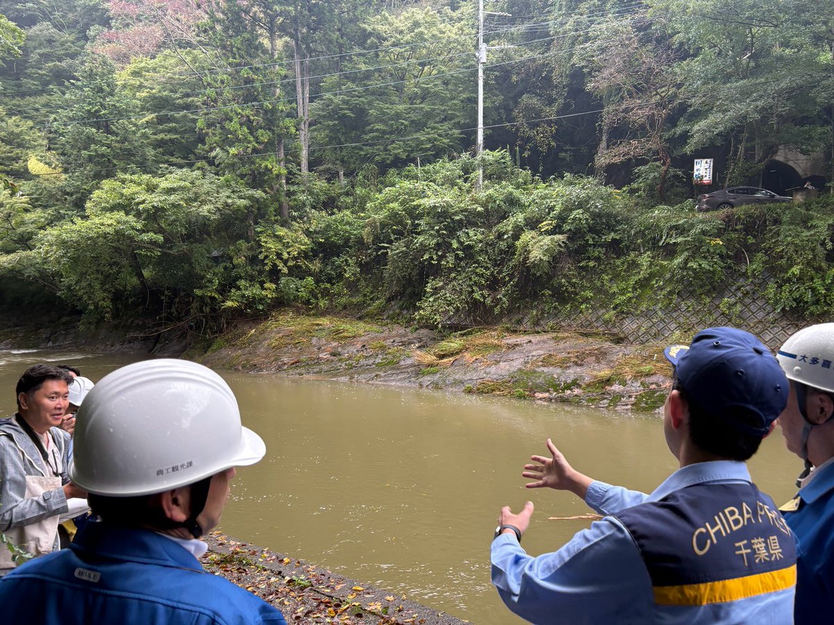 kumagai_chiba's tweet photo. 被災した養老渓谷・高滝湖など県南部を視察し、関係者と意見交換。

●養老渓谷への道は一部開通したものの、不通区間あり
●養老渓谷温泉郷の旅館等は順次、営業を再開
●紅葉シーズンに向けて早期復旧を目指します
●小湊鐵道の被災状況も深刻、市町と復旧支援

━━━━━━━━━━━━━━━━━━━━━
●養老渓谷や県南部の復旧状況を急いでいます

土砂災害が多数発生し、道路寸断や停電が続く県南部の1日も早い復旧に向け、国や自衛隊も入った支援体制を構築してきました。
現在、県・県建設業協会・TEC-FORCE・日建連（熊谷組、鴻池組、東急建設、東洋建設、西松建設）・自衛隊が連携し、鋭意、道路啓開・復旧作業を急ピッチで進めています。

養老渓谷はようやく停電は解消されたものの、県道32号で深刻な道路崩落があり、破損した中瀬遊歩道も含め、インフラ復旧を急ぐ必要があります。
復旧に関わっている全ての方々に敬意を表します。

県が整備した崖の擁壁の上に民有地があり、その民有地からの土砂や樹木が崩落した箇所も散見され、これは養老渓谷に限らず、今回の土砂崩れで特徴的な課題の一つです。

━━━━━━━━━━━━━━━━━━━━━
●養老渓谷温泉郷の旅館等は順次、営業を再開

市原市の小出市長、大多喜町の平林町長、養老渓谷観光協会の秋葉会長（『喜代元』代表）とお会いして状況を伺いました。
幸い、旅館等には直接の被害は無かったため、順次営業を再開しているとのこと。

養老渓谷は首都圏で最も遅く紅葉が楽しめる名所で、千葉県を代表する観光地の一つです。
再び賑わいを取り戻し、元気な姿で観光客をお迎えできるよう、県として全力で復旧・復興に取り組んでいきます。

━━━━━━━━━━━━━━━━━━━━━
●小湊鐵道の被災状況も深刻、市町と復旧支援

小湊鐵道の被災状況も確認しました。土砂流入13カ所（相当量の流入）、法面・築堤崩壊13カ所と、ここ20年で最も大きな被害とのこと。

復旧に必要な費用見込みは、小湊鐵道の鉄道事業の1年の売上（利益ではなく）を上回るほどで、市原市とともにどのような形で復旧を支援していくか、枠組みを考えていきます。

千葉県は令和元年に台風・大雨と立て続けに災害に見舞われましたが、土砂災害についてはそれすら上回る規模となっています。
8月千葉豪雨から1か月間の長雨、そして台風25号による県内での観測史上最多雨量によるダメージの大きさは改めて甚大なものがあります。