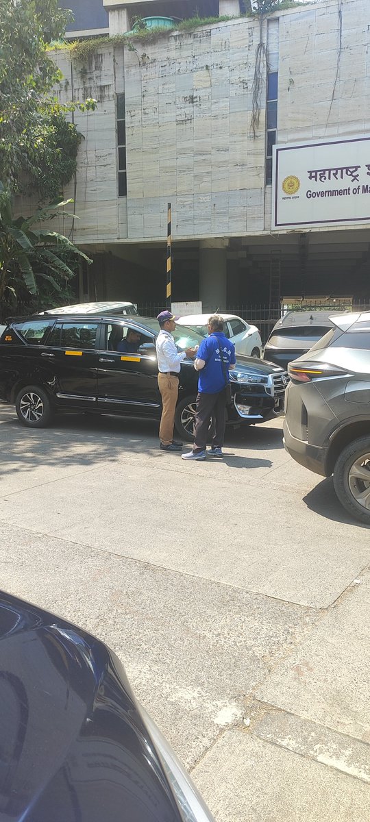 MrRahulBabar's tweet photo. Possible parking racket near Air India Building, Nariman Point: pay-and-park attendants allegedly allow parking in a no-parking zone and pay “hafta” to avoid towing. @mybmc @MTPHereToHelp, please investigate. @CPMumbaiPolice @timesofindia https://t.co/66s2YAChBI