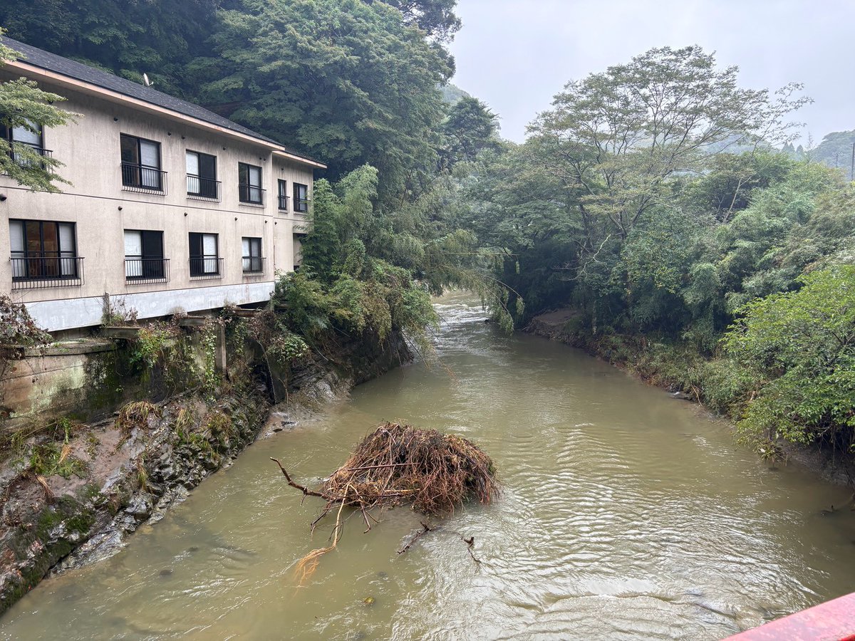 kumagai_chiba's tweet photo. 被災した養老渓谷・高滝湖など県南部を視察し、関係者と意見交換。

●養老渓谷への道は一部開通したものの、不通区間あり
●養老渓谷温泉郷の旅館等は順次、営業を再開
●紅葉シーズンに向けて早期復旧を目指します
●小湊鐵道の被災状況も深刻、市町と復旧支援

━━━━━━━━━━━━━━━━━━━━━
●養老渓谷や県南部の復旧状況を急いでいます

土砂災害が多数発生し、道路寸断や停電が続く県南部の1日も早い復旧に向け、国や自衛隊も入った支援体制を構築してきました。
現在、県・県建設業協会・TEC-FORCE・日建連（熊谷組、鴻池組、東急建設、東洋建設、西松建設）・自衛隊が連携し、鋭意、道路啓開・復旧作業を急ピッチで進めています。

養老渓谷はようやく停電は解消されたものの、県道32号で深刻な道路崩落があり、破損した中瀬遊歩道も含め、インフラ復旧を急ぐ必要があります。
復旧に関わっている全ての方々に敬意を表します。

県が整備した崖の擁壁の上に民有地があり、その民有地からの土砂や樹木が崩落した箇所も散見され、これは養老渓谷に限らず、今回の土砂崩れで特徴的な課題の一つです。

━━━━━━━━━━━━━━━━━━━━━
●養老渓谷温泉郷の旅館等は順次、営業を再開

市原市の小出市長、大多喜町の平林町長、養老渓谷観光協会の秋葉会長（『喜代元』代表）とお会いして状況を伺いました。
幸い、旅館等には直接の被害は無かったため、順次営業を再開しているとのこと。

養老渓谷は首都圏で最も遅く紅葉が楽しめる名所で、千葉県を代表する観光地の一つです。
再び賑わいを取り戻し、元気な姿で観光客をお迎えできるよう、県として全力で復旧・復興に取り組んでいきます。

━━━━━━━━━━━━━━━━━━━━━
●小湊鐵道の被災状況も深刻、市町と復旧支援

小湊鐵道の被災状況も確認しました。土砂流入13カ所（相当量の流入）、法面・築堤崩壊13カ所と、ここ20年で最も大きな被害とのこと。

復旧に必要な費用見込みは、小湊鐵道の鉄道事業の1年の売上（利益ではなく）を上回るほどで、市原市とともにどのような形で復旧を支援していくか、枠組みを考えていきます。

千葉県は令和元年に台風・大雨と立て続けに災害に見舞われましたが、土砂災害についてはそれすら上回る規模となっています。
8月千葉豪雨から1か月間の長雨、そして台風25号による県内での観測史上最多雨量によるダメージの大きさは改めて甚大なものがあります。