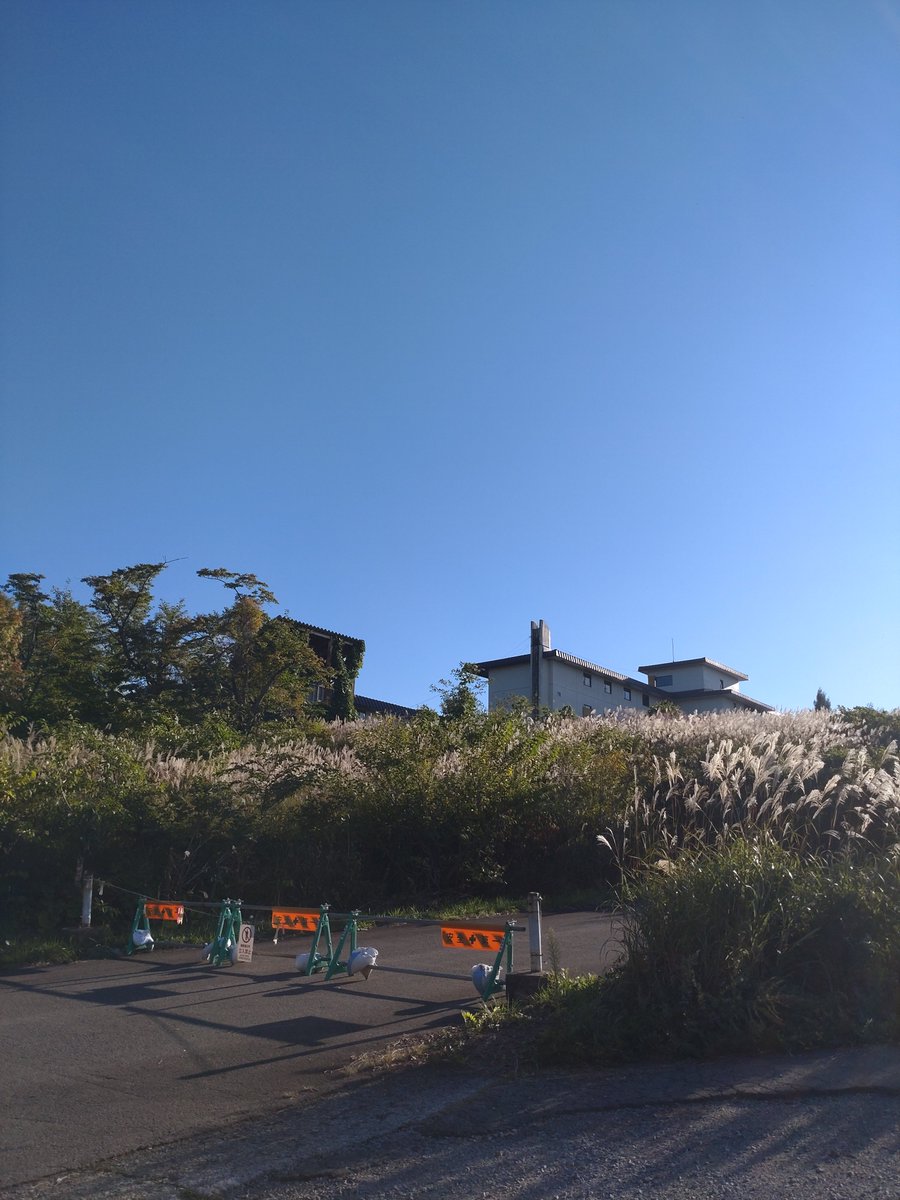 asennayo44's tweet photo. 年に一度行きたくなる、旧秋田いこいの村🏠️
秋田県の山深く木地山高原にそびえ立つ建物です。
高校の頃、ここで勉強合宿したんだよな〜🤔
#田舎の生活 #廃墟 https://t.co/CFEpaN4hqu