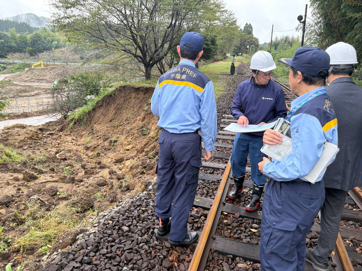 kumagai_chiba's tweet photo. 被災した養老渓谷・高滝湖など県南部を視察し、関係者と意見交換。

●養老渓谷への道は一部開通したものの、不通区間あり
●養老渓谷温泉郷の旅館等は順次、営業を再開
●紅葉シーズンに向けて早期復旧を目指します
●小湊鐵道の被災状況も深刻、市町と復旧支援

━━━━━━━━━━━━━━━━━━━━━
●養老渓谷や県南部の復旧状況を急いでいます

土砂災害が多数発生し、道路寸断や停電が続く県南部の1日も早い復旧に向け、国や自衛隊も入った支援体制を構築してきました。
現在、県・県建設業協会・TEC-FORCE・日建連（熊谷組、鴻池組、東急建設、東洋建設、西松建設）・自衛隊が連携し、鋭意、道路啓開・復旧作業を急ピッチで進めています。

養老渓谷はようやく停電は解消されたものの、県道32号で深刻な道路崩落があり、破損した中瀬遊歩道も含め、インフラ復旧を急ぐ必要があります。
復旧に関わっている全ての方々に敬意を表します。

県が整備した崖の擁壁の上に民有地があり、その民有地からの土砂や樹木が崩落した箇所も散見され、これは養老渓谷に限らず、今回の土砂崩れで特徴的な課題の一つです。

━━━━━━━━━━━━━━━━━━━━━
●養老渓谷温泉郷の旅館等は順次、営業を再開

市原市の小出市長、大多喜町の平林町長、養老渓谷観光協会の秋葉会長（『喜代元』代表）とお会いして状況を伺いました。
幸い、旅館等には直接の被害は無かったため、順次営業を再開しているとのこと。

養老渓谷は首都圏で最も遅く紅葉が楽しめる名所で、千葉県を代表する観光地の一つです。
再び賑わいを取り戻し、元気な姿で観光客をお迎えできるよう、県として全力で復旧・復興に取り組んでいきます。

━━━━━━━━━━━━━━━━━━━━━
●小湊鐵道の被災状況も深刻、市町と復旧支援

小湊鐵道の被災状況も確認しました。土砂流入13カ所（相当量の流入）、法面・築堤崩壊13カ所と、ここ20年で最も大きな被害とのこと。

復旧に必要な費用見込みは、小湊鐵道の鉄道事業の1年の売上（利益ではなく）を上回るほどで、市原市とともにどのような形で復旧を支援していくか、枠組みを考えていきます。

千葉県は令和元年に台風・大雨と立て続けに災害に見舞われましたが、土砂災害についてはそれすら上回る規模となっています。
8月千葉豪雨から1か月間の長雨、そして台風25号による県内での観測史上最多雨量によるダメージの大きさは改めて甚大なものがあります。