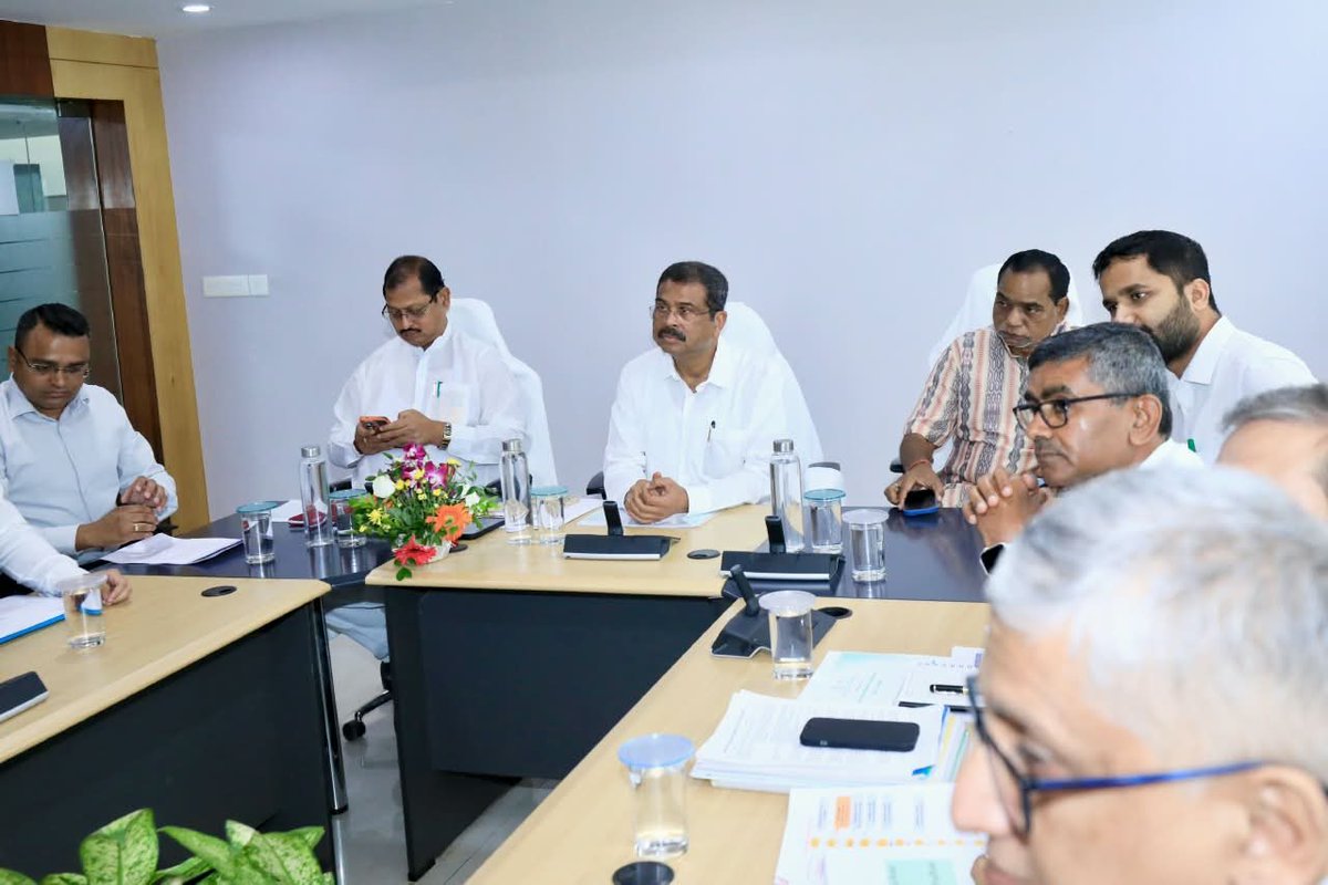 dpradhanbjp's tweet photo. ଭୁବନେଶ୍ୱର ଠାରେ ରେଳ ସମ୍ପର୍କିତ ବୈଠକରେ ଅନୁଗୋଳ, ପାଲଲହଡ଼ା, ଛେଣ୍ଡିପଦା ଓ ପରଜଙ୍ଗର ବିଧାୟକମାନଙ୍କ ସହ ଯୋଗଦେଲି । ଅନୁଗୋଳ, ଢେଙ୍କାନାଳ, ସମ୍ବଲପୁର ଓ ଦେବଗଡ଼ ଜିଲ୍ଲାରେ ରେଳ ଭିତ୍ତିଭୂମିର ସୁଦୃଢ଼ୀକରଣ, ନୂତନ ରେଳଲାଇନ୍ ନିର୍ମାଣ ଏବଂ ପରିବହନ ବ୍ୟବସ୍ଥାର ବିକାଶ ନେଇ ବୈଠକରେ ଆଲୋଚନା କଲୁ ।

ବିଶେଷକରି ତାଳଚେର କୋଲଫିଲ୍ଡର ଇନର୍ ଓ ଆଉଟର୍ କୋରିଡୋର୍, ବହୁ ଆକାଂକ୍ଷିତ ତାଳଚେର–ବିମଳାଗଡ଼ ନୂଆ ରେଳଲାଇନ୍, ବାରକୋଟ୍–ଲପଙ୍ଗା ନୂଆ ରେଳଲାଇନ୍ ଏବଂ ତାଳଚେ���–ସୁକିନ୍ଦା ରୋଡ୍ ରେଳଲାଇନ୍ ପ୍ରକଳ୍ପର କାର୍ଯ୍ୟକାରି��ା ଓ ଅଗ୍ରଗତି ତଥା ଆଗାମୀ ଦିନରେ ରେଳ ଚଳାଚଳ ହେବା ଉପରେ ଚର୍ଚ୍ଚା ହେଲା ।
