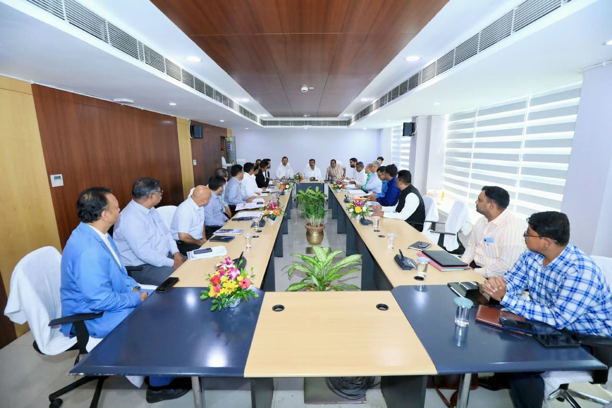 dpradhanbjp's tweet photo. ଭୁବନେଶ୍ୱର ଠାରେ ରେଳ ସମ୍ପର୍କିତ ବୈଠକରେ ଅନୁଗୋଳ, ପାଲଲହଡ଼ା, ଛେଣ୍ଡିପଦା ଓ ପରଜଙ୍ଗର ବିଧାୟକମାନଙ୍କ ସହ ଯୋଗଦେଲି । ଅନୁଗୋଳ, ଢେଙ୍କାନାଳ, ସମ୍ବଲପୁର ଓ ଦେବଗଡ଼ ଜିଲ୍ଲାରେ ରେଳ ଭିତ୍ତିଭୂମିର ସୁଦୃଢ଼ୀକରଣ, ନୂତନ ରେଳଲାଇନ୍ ନିର୍ମାଣ ଏବଂ ପରିବହନ ବ୍ୟବସ୍ଥାର ବିକାଶ ନେଇ ବୈଠକରେ ଆଲୋଚନା କଲୁ ।

ବିଶେଷକରି ତାଳଚେର କୋଲଫିଲ୍ଡର ଇନର୍ ଓ ଆଉଟର୍ କୋରିଡୋର୍, ବହୁ ଆକାଂକ୍ଷିତ ତାଳଚେର–ବିମଳାଗଡ଼ ନୂଆ ରେଳଲାଇନ୍, ବାରକୋଟ୍–ଲପଙ୍ଗା ନୂଆ ରେଳଲାଇନ୍ ଏବଂ ତାଳଚେ���–ସୁକିନ୍ଦା ରୋଡ୍ ରେଳଲାଇନ୍ ପ୍ରକଳ୍ପର କାର୍ଯ୍ୟକାରି��ା ଓ ଅଗ୍ରଗତି ତଥା ଆଗାମୀ ଦିନରେ ରେଳ ଚଳାଚଳ ହେବା ଉପରେ ଚର୍ଚ୍ଚା ହେଲା ।