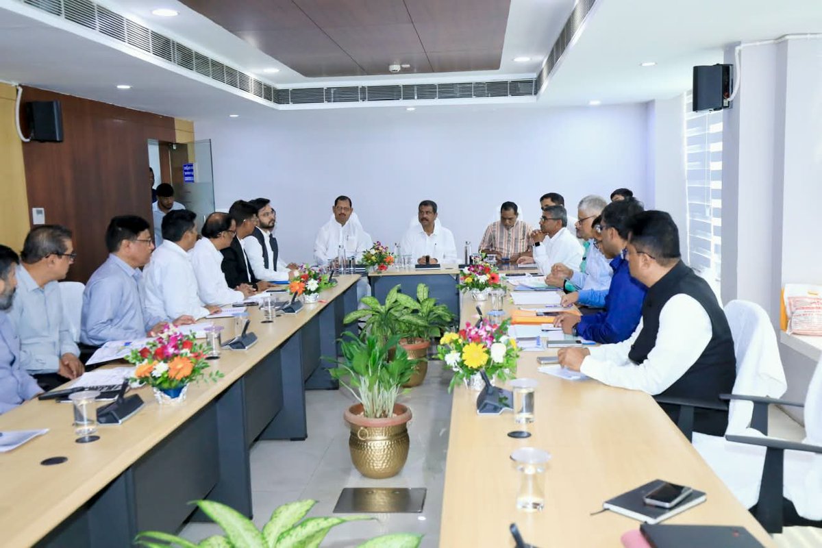 dpradhanbjp's tweet photo. ଭୁବନେଶ୍ୱର ଠାରେ ରେଳ ସମ୍ପର୍କିତ ବୈଠକରେ ଅନୁଗୋଳ, ପାଲଲହଡ଼ା, ଛେଣ୍ଡିପଦା ଓ ପରଜଙ୍ଗର ବିଧାୟକମାନଙ୍କ ସହ ଯୋଗଦେଲି । ଅନୁଗୋଳ, ଢେଙ୍କାନାଳ, ସମ୍ବଲପୁର ଓ ଦେବଗଡ଼ ଜିଲ୍ଲାରେ ରେଳ ଭିତ୍ତିଭୂମିର ସୁଦୃଢ଼ୀକରଣ, ନୂତନ ରେଳଲାଇନ୍ ନିର୍ମାଣ ଏବଂ ପରିବହନ ବ୍ୟବସ୍ଥାର ବିକାଶ ନେଇ ବୈଠକରେ ଆଲୋଚନା କଲୁ ।

ବିଶେଷକରି ତାଳଚେର କୋଲଫିଲ୍ଡର ଇନର୍ ଓ ଆଉଟର୍ କୋରିଡୋର୍, ବହୁ ଆକାଂକ୍ଷିତ ତାଳଚେର–ବିମଳାଗଡ଼ ନୂଆ ରେଳଲାଇନ୍, ବାରକୋଟ୍–ଲପଙ୍ଗା ନୂଆ ରେଳଲାଇନ୍ ଏବଂ ତାଳଚେ���–ସୁକିନ୍ଦା ରୋଡ୍ ରେଳଲାଇନ୍ ପ୍ରକଳ୍ପର କାର୍ଯ୍ୟକାରି��ା ଓ ଅଗ୍ରଗତି ତଥା ଆଗାମୀ ଦିନରେ ରେଳ ଚଳାଚଳ ହେବା ଉପରେ ଚର୍ଚ୍ଚା ହେଲା ।